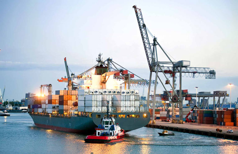 Barco transportando contenedores con diferentes mercaderías Transporte de mercadería en contenedores